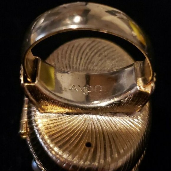 Large Oval-Shaped Lattice Dome Locket Ring With Faux Pearls by Avon - Picture 7 of 12